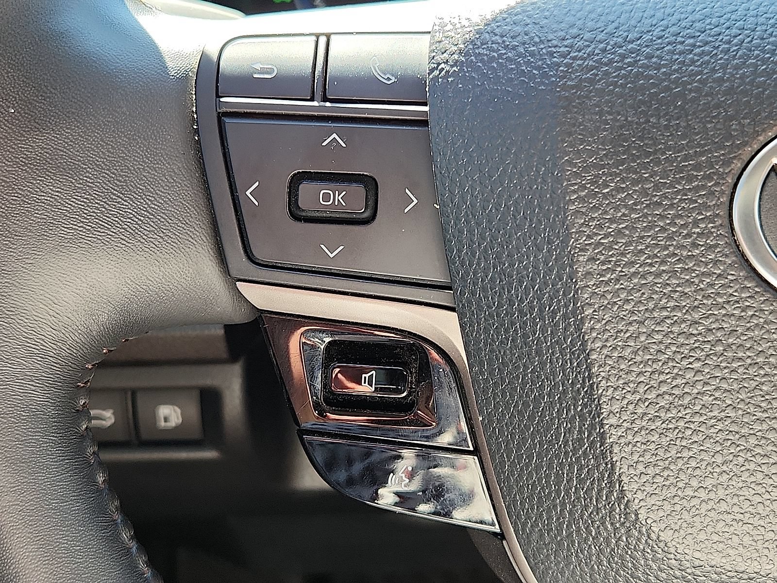 Used 2025 Toyota Camry XLE FWD image 17