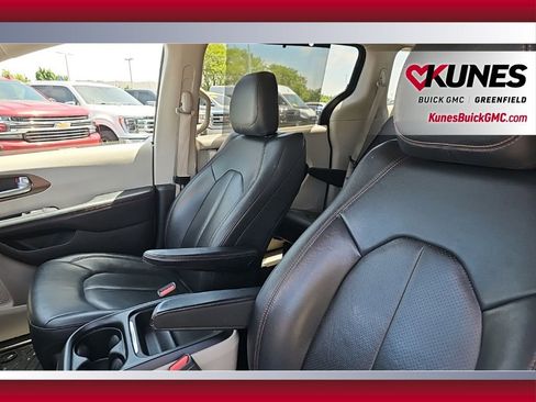 Used 2018 Chrysler Pacifica Touring-L w/ Advanced Safetytec Group FWD image 14