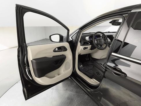 Used 2023 Chrysler Pacifica Touring-L image 11