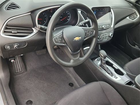 Used 2024 Chevrolet Malibu LT image 2