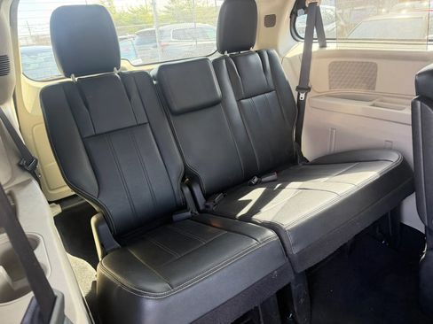 Used 2015 Chrysler Town & Country Touring image 26