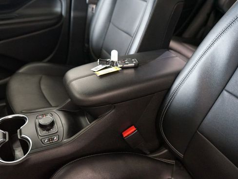 Used 2023 GMC Terrain SLT image 27