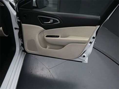 Used 2016 Chrysler 200 Limited image 11