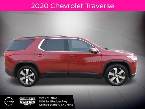 Used 2020 Chevrolet Traverse LT w/ LT Premium Package image 2