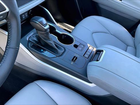 Used 2022 Toyota Highlander XLE image 14