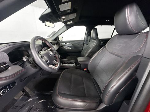 Used 2025 Ford Explorer ST image 3
