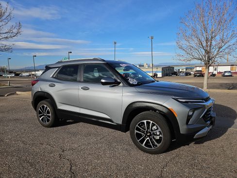 Used 2025 Chevrolet TrailBlazer LT image 2