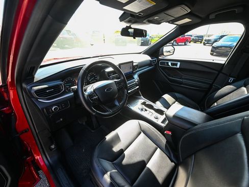 Used 2020 Ford Explorer XLT w/ Equipment Group 202A AWD/4WD image 18