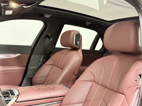 Used 2024 BMW i7 xDrive60 image 35