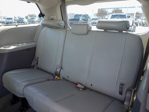 Used 2014 Toyota Sienna XLE image 28