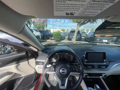 Used 2025 Nissan Altima 2.5 SV FWD image 35