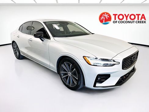 Used 2022 Volvo S60 B5 Momentum w/ Premium Package FWD image 1