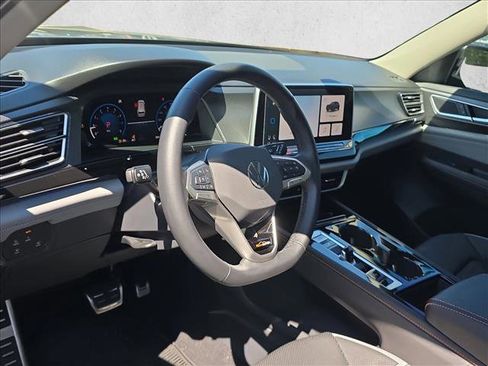 Used 2025 Volkswagen Atlas Peak Edition SE image 10