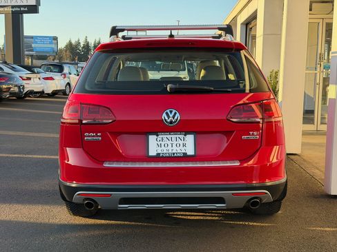 Used 2017 Volkswagen Golf Alltrack S image 5