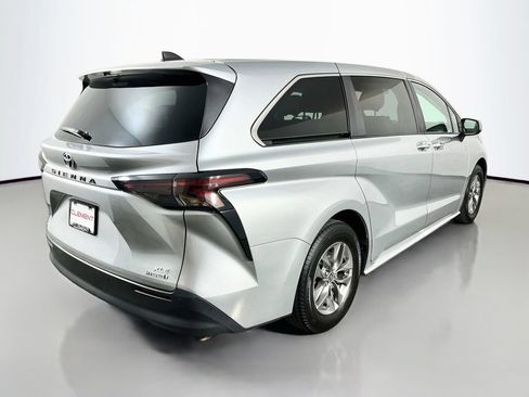 Used 2023 Toyota Sienna XLE AWD/4WD image 7