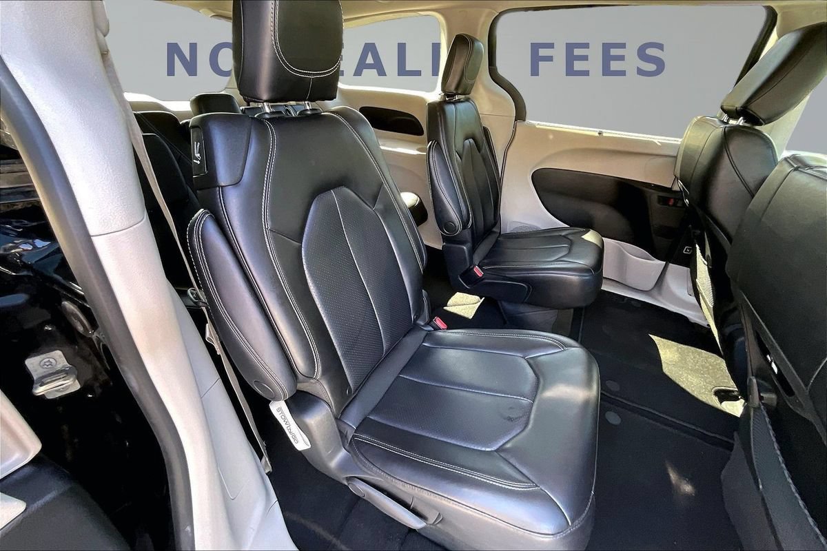 Used 2023 Chrysler Pacifica Touring-L FWD image 24
