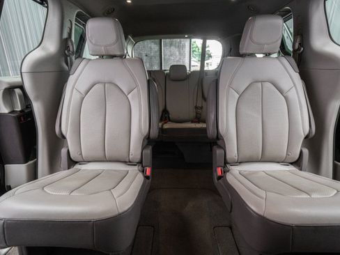 Used 2018 Chrysler Pacifica Touring-L FWD image 24