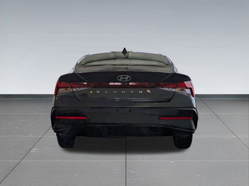 Used 2024 Hyundai Elantra SE image 5
