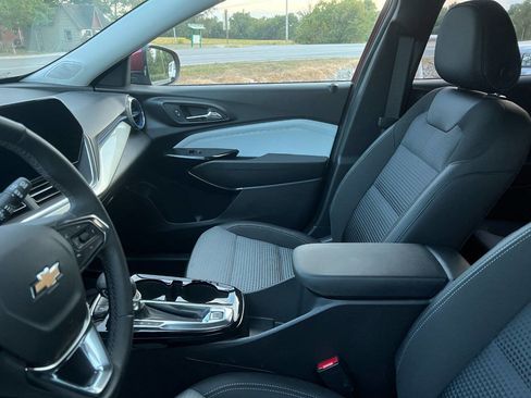 Used 2024 Chevrolet Trax LT w/ Sunroof Package image 11
