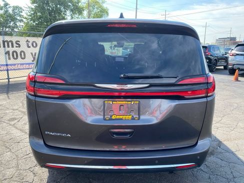 Used 2023 Chrysler Pacifica Touring-L FWD image 3