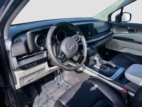 Used 2023 Kia Carnival LX FWD image 9