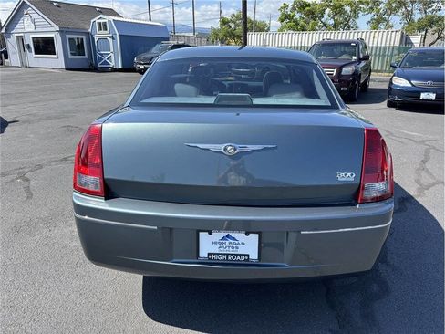 Used 2005 Chrysler 300 Touring RWD image 4