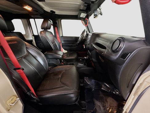 Used 2018 Jeep Wrangler Unlimited Rubicon w/ Connectivity Group image 27