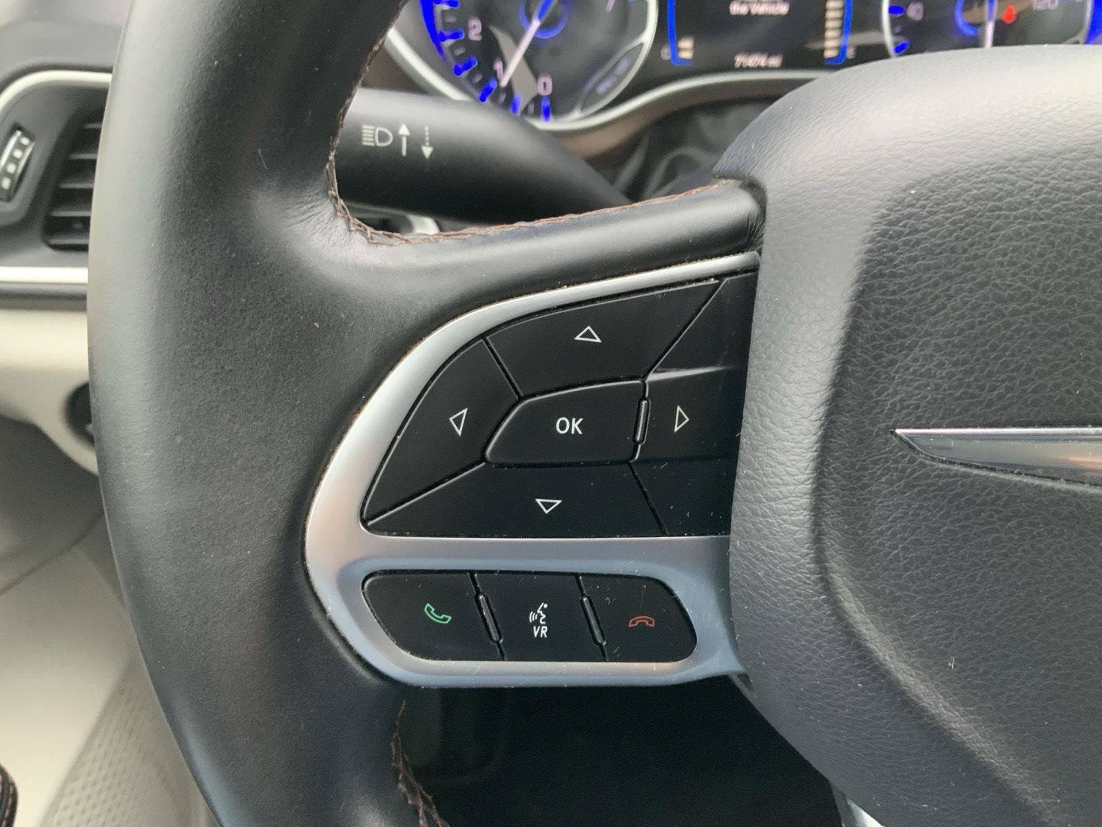 Used 2017 Chrysler Pacifica Touring-L FWD image 22