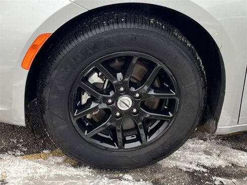 Used 2024 Chrysler Pacifica Touring-L image 24