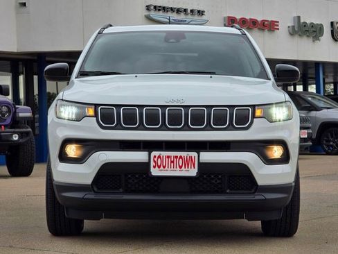 Used 2022 Jeep Compass Latitude w/ Sun and Sound Group AWD/4WD image 2