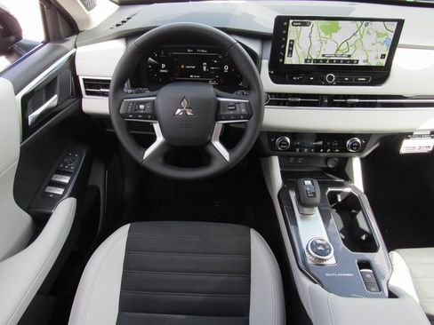 New 2025 Mitsubishi Outlander SE image 11