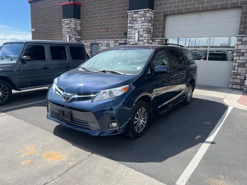 Used 2018 Toyota Sienna XLE w/ XLE Navigation Package image 7