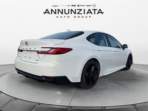 Used 2025 Toyota Camry SE image 5