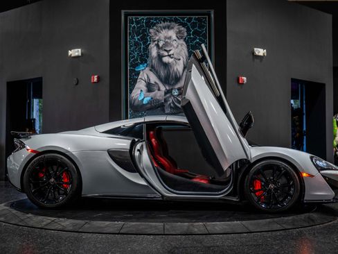 Used 2018 McLaren 570S Spider image 30