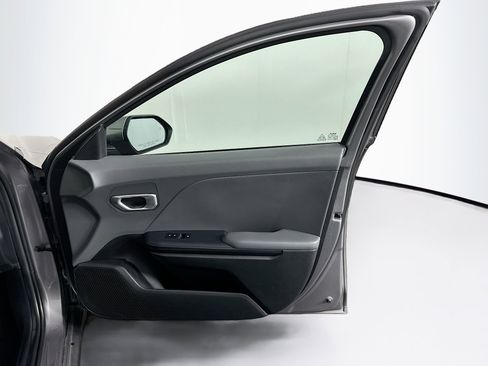 Used 2025 Kia K4 LXS image 32