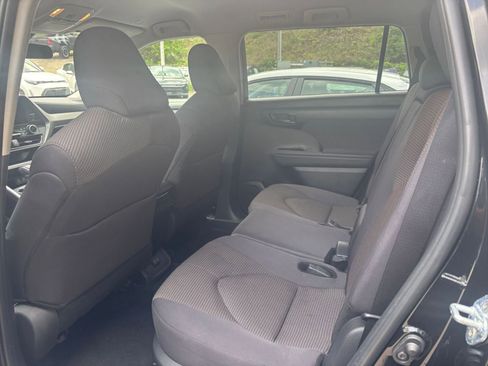 Used 2025 Toyota Highlander LE FWD image 41