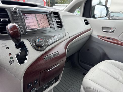 Used 2013 Toyota Sienna XLE image 35