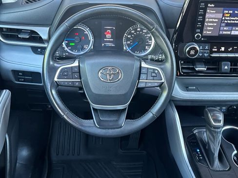 Used 2022 Toyota Highlander LE AWD/4WD image 15