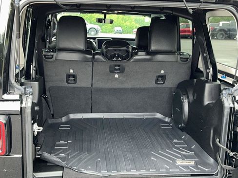 Used 2023 Jeep Wrangler Unlimited Sahara AWD/4WD image 18