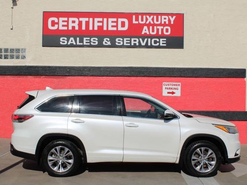 Used 2015 Toyota Highlander Plus AWD/4WD image 2