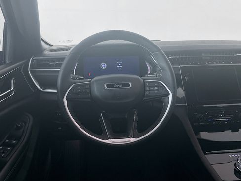 Used 2023 Jeep Grand Cherokee Altitude image 18