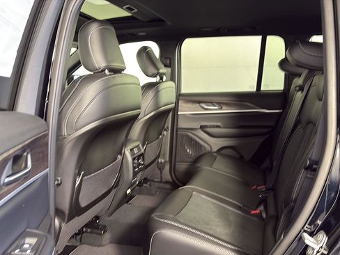 New 2026 Jeep Grand Cherokee Altitude AWD/4WD image 9