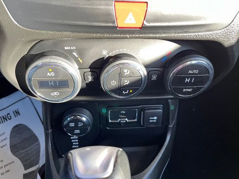 Used 2017 Jeep Renegade Trailhawk image 16