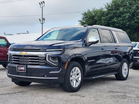 Used 2025 Chevrolet Suburban Premier RWD image 3