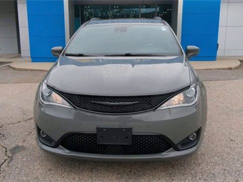 Used 2020 Chrysler Pacifica Touring-L w/ Advanced Safetytec Group image 3