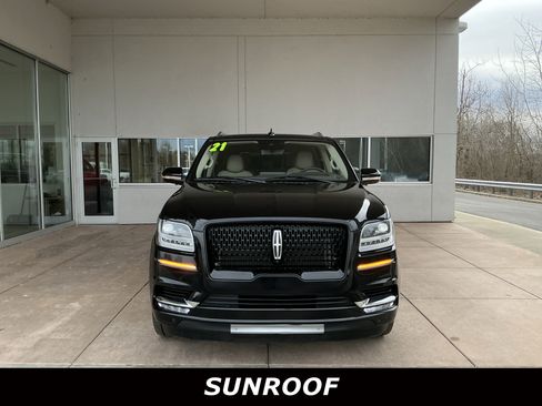 Used 2021 Lincoln Navigator Reserve w/ Luxury Package image 2