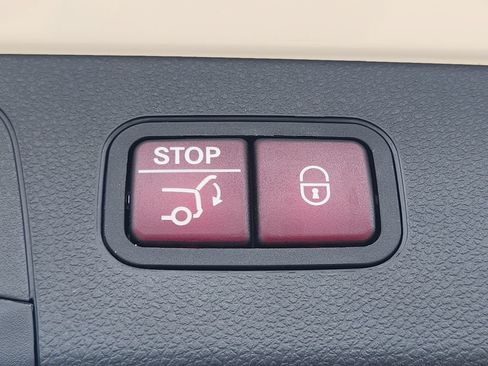 Used 2018 Mercedes-Benz GLC 300 4MATIC image 9