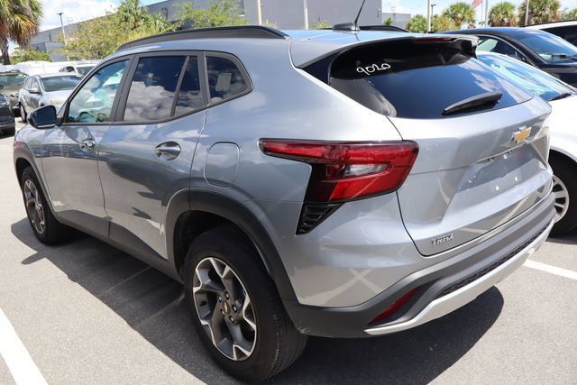 Used 2025 Chevrolet Trax LT FWD image 3
