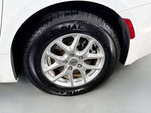 Used 2023 Chrysler Pacifica Touring-L FWD image 35