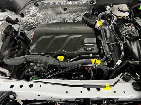 Used 2025 Chevrolet Trax LT image 32